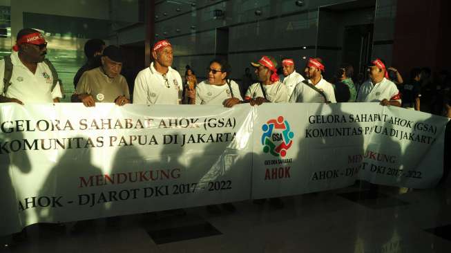 Puluhan Orang Keturunan Papua Gelar Spanduk Dukung Ahok-Djarot