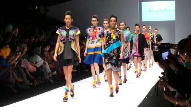 Warna-warni Batik Kediri dari Lenny Agustin di JFW 2017