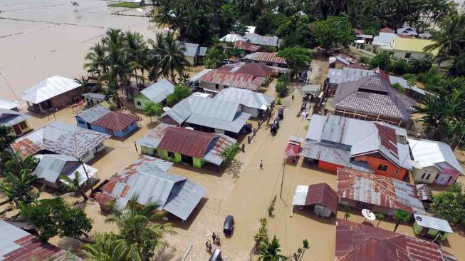 Banjir menggenangi sembilan kecamatan yang mengakibatkan ribuan rumah terendam.