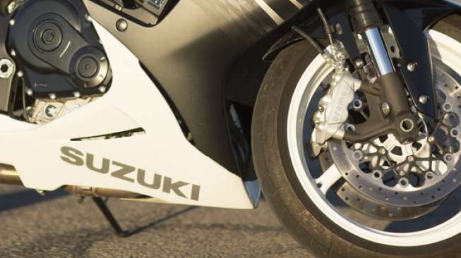 Ilustrasi sepeda motor Suzuki (Shutterstock).