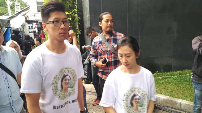 Suami mendiang Wayan Mirna Salihin, Arief Soemarko mengenakan kaos Mirna. (suara.com/Agung Shandy Lesmana)