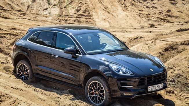 Porsche Macan sedang melaju di jalanan ekstrem di Minsk, Belarusia pada Agustus lalu (Shutterstock).