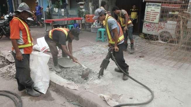 Trotoar Stasiun Tanah Abang Diperlebar