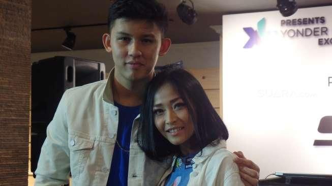 Rini Wulandari dan DJ Jevin saat luncurkan single 'Kisah Cinta' di Pasar Minggu, Jakarta Selatan, Jumat [28/10/2016). [suara.com/Ismail]