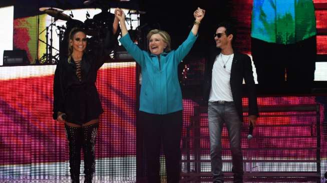 Hillary Clinton Tampil Sepanggung dengan Jennifer Lopez