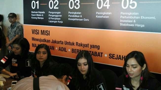 Cewek-cewek Cantik Hangatkan Suasana Jelang Pidato Agus