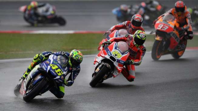 Valentino Rossi dan Andrea Dovizioso bertarung pada GP Sepang, Malaysia, (30/10). (AFP)