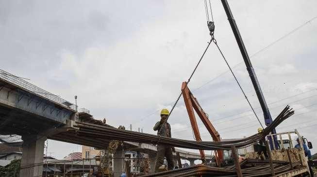 Sejumlah pekerja tampak menyelesaikan pembangunan proyek jalan tol Bekasi-Cawang-Kampung Melayu (Becakayu), di kawasan Jakarta, Minggu (30/10/2016). [Suara.com/Kurniawan Mas'ud]