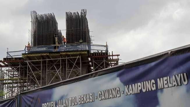 Sejumlah pekerja tampak menyelesaikan pembangunan proyek jalan tol Bekasi-Cawang-Kampung Melayu (Becakayu), di kawasan Jakarta, Minggu (30/10/2016). [Suara.com/Kurniawan Mas'ud]