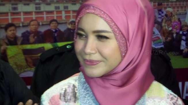 Penyanyi Rossa saat di Jakarta Convention Center (JCC), Jakarta, Minggu (30/10/2016). [Suara.com/Wahyu Tri Laksono]