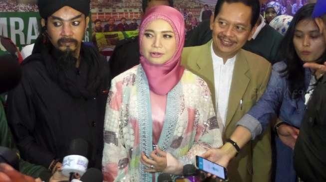 Penyanyi Rossa saat di Jakarta Convention Center (JCC), Jakarta, Minggu (30/10/2016). [Suara.com/Wahyu Tri Laksono]