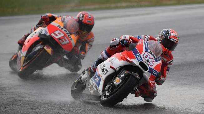 Pebalap Repsol Honda, Marc Marquez (kiri), menguntit di belakang pebalap Ducati, Andrea Dovizioso, dalam balapan di Sirkuit Sepang, Malaysia, Minggu (30/10/2016) [AFP/Manan Vatsyayana]