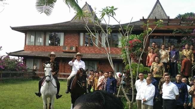 Politik Naik Kuda dan Topi Koboi Ala Jokowi dan Prabowo 