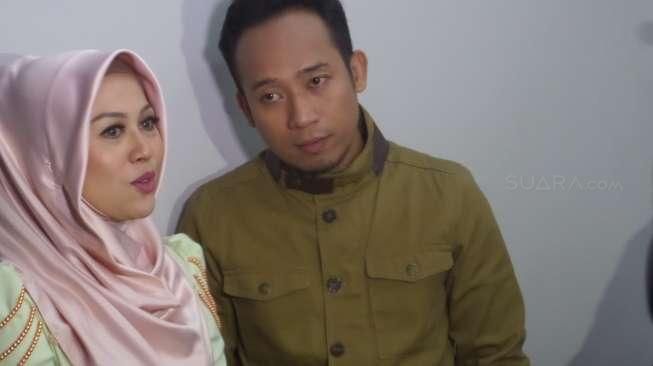 Istri Denny "Cagur" Pakai Hijab, Mertua Pangling