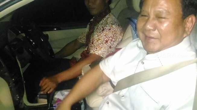 Usai Nyoblos di Bojong Koneng, Prabowo Acungkan 3 Jari