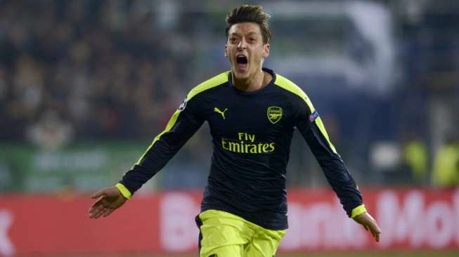 Pires Sebut Ozil Sebagai "New Bergkamp"