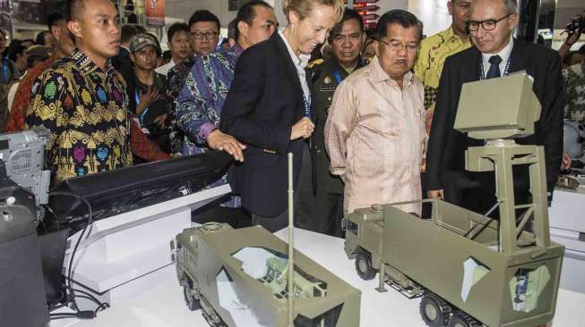 JK Tinjau Pameran Industri Pertahanan