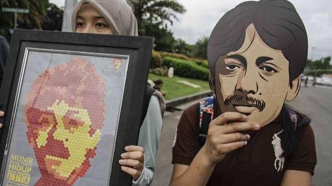 Aliansi Muda Untuk Munir (Amuk Munir) melakukan aksi di depan Istana Merdeka, Jakarta, Rabu (2/11).