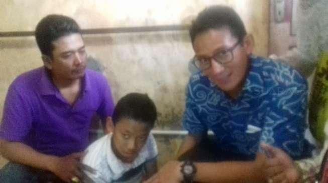 Mengharukan, Sandiaga Diajak Temui Anak yang Tak Bisa Jalan Kaki