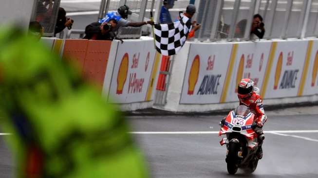 Pebalap Ducati, Andrea Dovizioso, menyentuh garis finis pertama di Sirkuit Sepang, Malaysia, Minggu (30/10/2016) [AFP/Manan Vatsyayana]