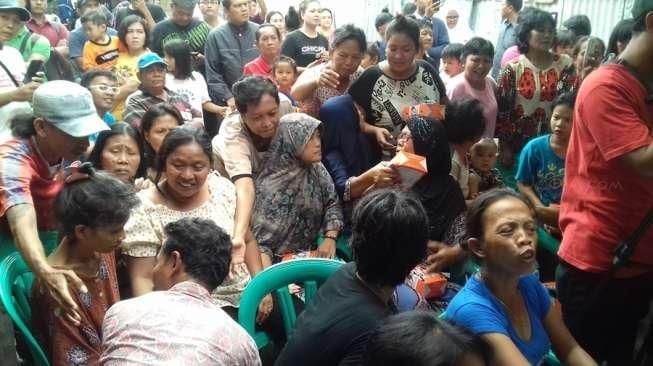 Ibu-ibu Ribut Rebutan Nasi Kotak Saat Anies Sampaikan Visi Misi