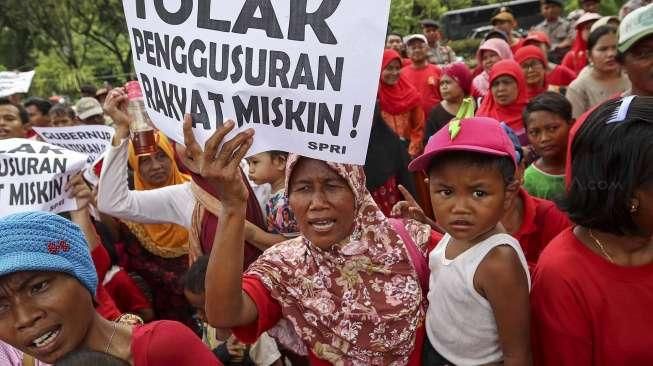 Mendesak Ahok untuk memberikan rumah susun sewa secara gratis. 