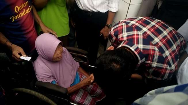 Toyib Antarkan Istrinya yang Lumpuh untuk Bertemu Ahok