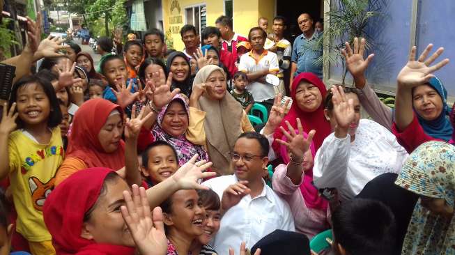 Ke Taman Sari, Anies Dihadapkan Poster Besar Agus SBY-Sylvi