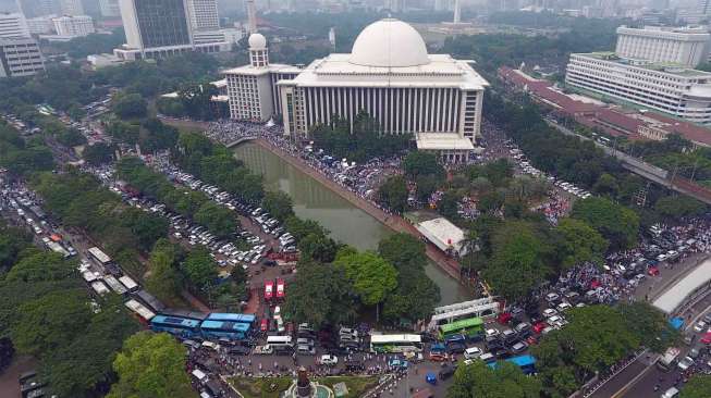 Istiqlah Penuh, Sejumlah Demonstran Shalat di Jalan