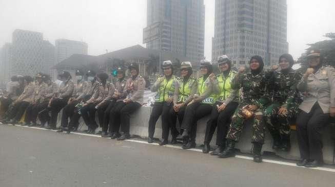 TNI Juga Kerahkan Tentara Berhijab, Bagi-bagi Permen Buat Pendemo