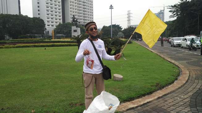 Lelaki Ini Tawarkan Paket Minum Sambil Pegang Bendera Kuning