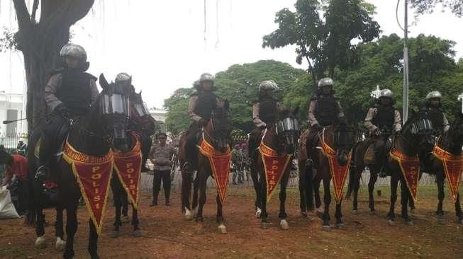 Antisipasi Rusuh di Jakarta, Pasukan Kuda dan Anjing Diturunkan