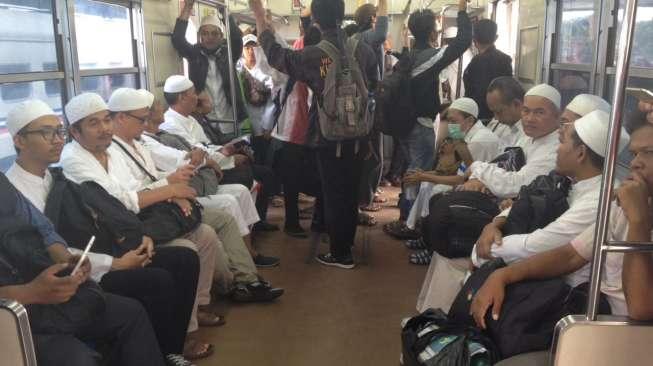 Demo Besar, Pengguna Jasa KRL Hari Ini Membludak