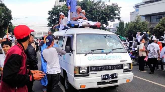 Busyet, Demi Demo Ahok, Rombongan Ini Numpang Ambulance