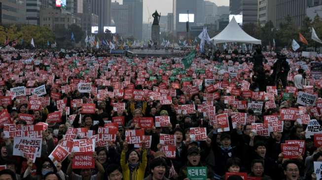 Puluhan Ribu Orang Tuntut Presiden Park Geun-hey Mundur