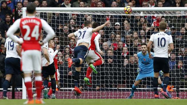 Arsenal Sementara Memimpin atas Spurs