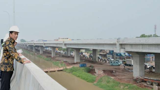 Jokowi Pastikan Jalan Tol Becakayu Bisa Beroperasi Maret 2017