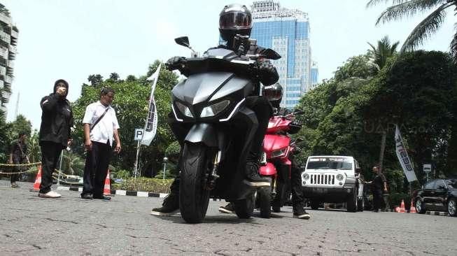 Menristek Dikti Muhammad Nasir melepas touring "Gesits Tour Jawa Bali" di Gedung BPPT, Jakarta, Senin (7/11).