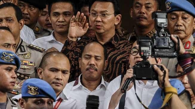 Gubernur DKI Jakarta Basuki Tjahaja Purnama (Ahok) usai diperiksa sebagai saksi dalam kasus dugaan penodaan agama di Mabes Polri, Jakarta, Senin (7/11). [suara.com/Kurniawan Mas'ud]