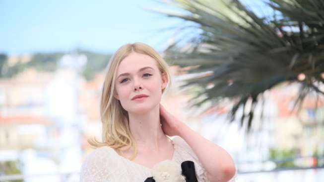 Sempat Pingsan, Elle Fanning Kembali Pukau Karpet Merah Cannes 2019