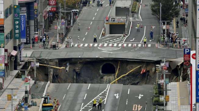 "Sinkhole" Sedalam 15 Meter Kembali 'Hantui' Kota Fukuoka