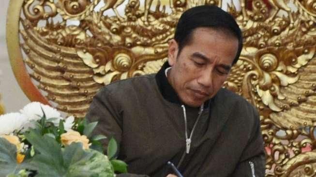 Presiden Joko Widodo kenakan jaket bomber merek Zara  [Biro Pers]