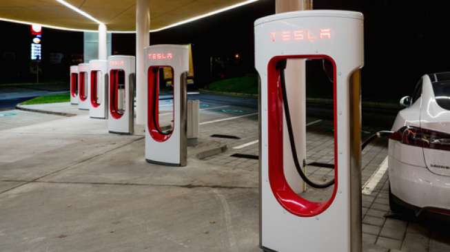 Supercharging pengisian baterai mobil listrik Tesla. Sebagai ilustrasi [Shutterstock].