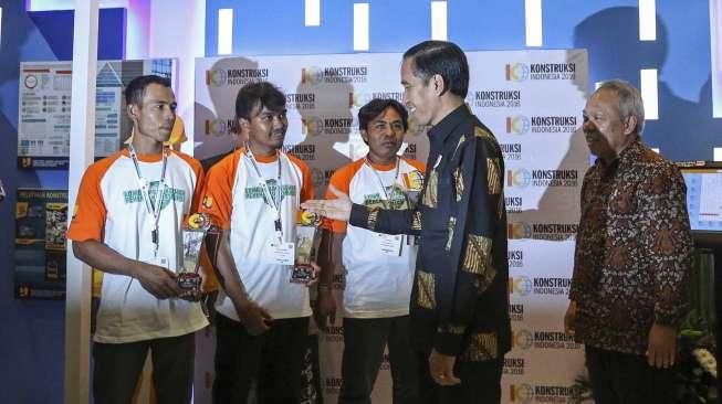 Jokowi Sedih Momen Antre Salaman dengan Guru Hilang