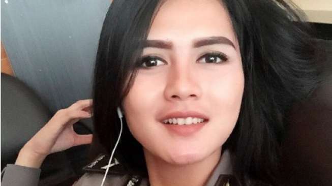 Semua Lelaki Pasti Minta Ditilang kalau Ketemu Polwan Seksi Ini