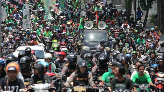 Ribuan Bonek Segel Kantor PSSI Jatim