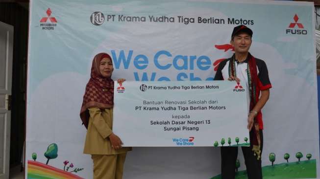 Krama Yudha Tiga Berlian Perbaiki 3 SD di Padang