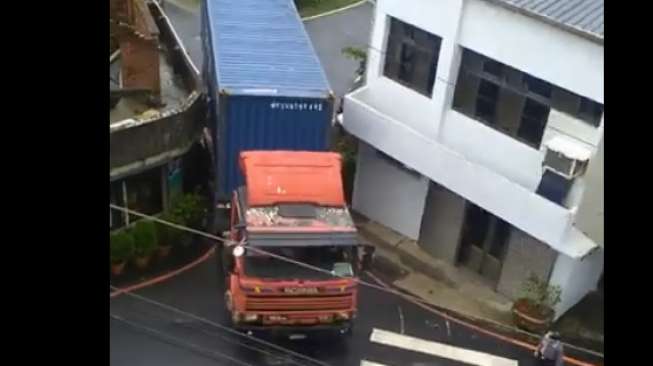 Aksi Sopir Truk Kontainer Lewati Jalan Kecil Jadi Viral