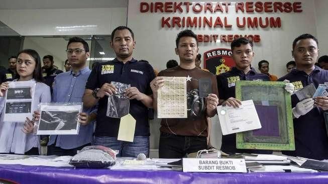 Direktorat Reserse Kriminal Umum Subdit Resmob Polda Metro Jaya merilis barang bukti hasil kejahatan selama periode Oktober-November di Jakarta, Minggu (13/11/2016). [Suara.com/Kurniawan Mas'ud]