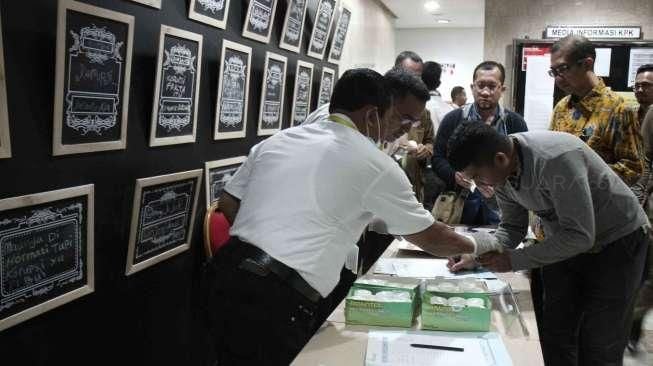 Sejumlah petugas dari Badan Narkotika Nasional (BNN) melakukan tes urine terhadap pimpinan dan pejabat struktural KPK di kantor KPK, Jakarta, Senin (14/11/2016). [Suara.com/Oke Atmaja]